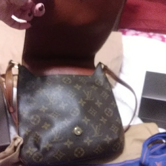 Louis Vuitton purse w/ adjustable strap Authentic - Picture 4 of 6